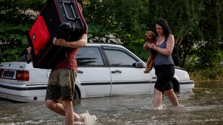 Ucraina, inondazioni a Kherson dopo la rottura della diga di Nova Kakhovka