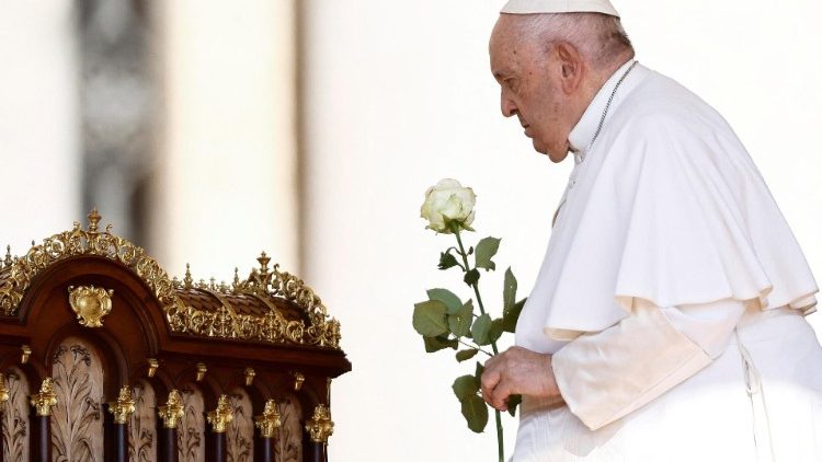 Pave Frans med relikvier av Thérèse under onsdagsaudiensen på Petersplassen 7. juni 2023