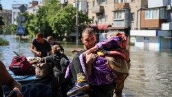 Policja ewakuująca ludność w Chersoniu po wysadzeniu zapory na Dnieprze w Nowej Kachowce, 7 czerwca 2023