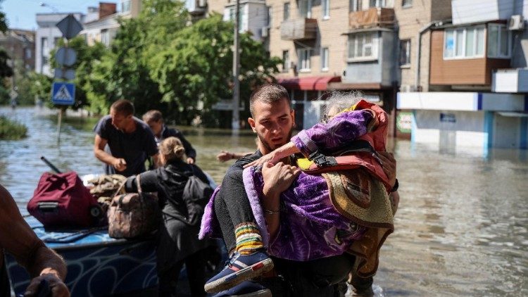 Policja ewakuująca ludność w Chersoniu po wysadzeniu zapory na Dnieprze w Nowej Kachowce, 7 czerwca 2023