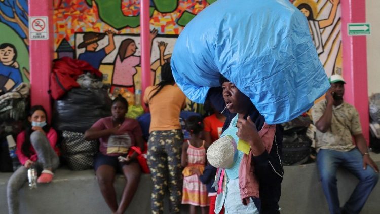 Migrantes, especialmente haitianos,  esperam por uma permissão que lhes permita continuar sua jornada até a fronteira entre o México e os Estados Unidos (REUTERS/Henry Romero)
