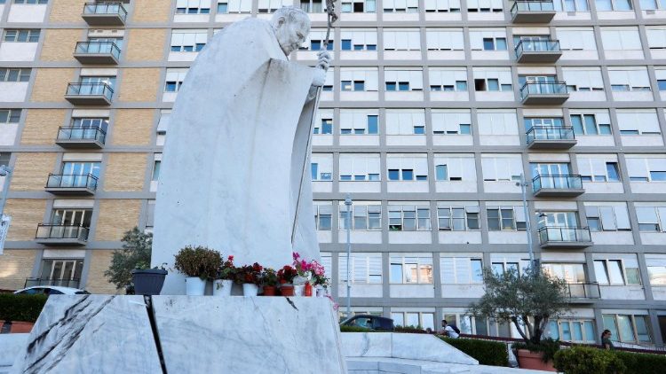Socha sv. Jana Pavla II. před římskou nemocnicí Gemelli, kde je nyní hospitalizován rovněž papež František
