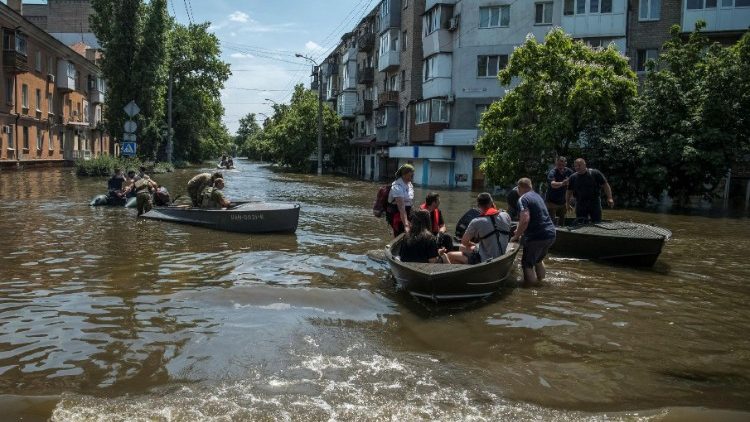 Rescatistas en la inundada Kherson 