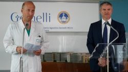 教皇フランシスコの担当医セルジョ・アルフィエーリ教授と、バチカンのマッテオ・ブルーニ広報局長　2023年6月10日　アゴスティーノ・ジェメッリ総合病院