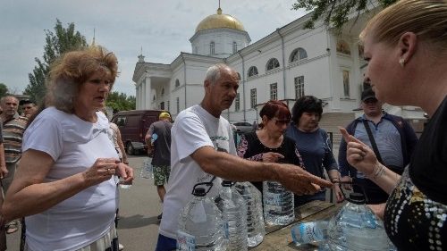 Distribuição de água a moradores, após o rompimento da barragem de Nova Kakhovka, em Kherson