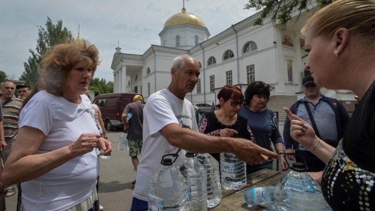 Distribuição de água a moradores, após o rompimento da barragem de Nova Kakhovka, em Kherson