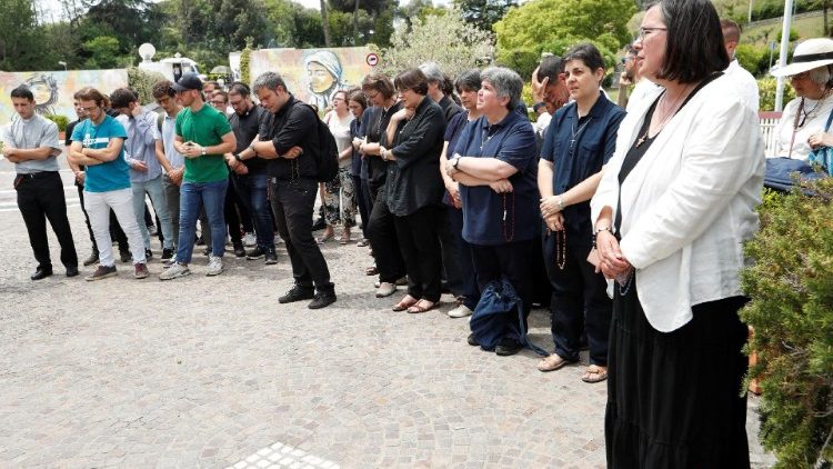 Lidé modlící se pod okny papežova nemocničního pokoje