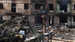 Uno dei palazzi colpiti nella città di Kryvyi Rih dalle bombe russe: almeno dieci i morti, decine i feriti (Reuters)