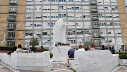 Vista da fachada do Gemelli, com estátua de São JOão Paulo II em primeiro plano