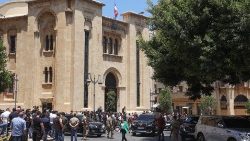 Bejrut, dziennikarze zgromadzeni przed budynkiem parlamentu, z którego wychodzą parlamentarzyści, nie zdoławszy po raz kolejny wybrać prezydenta, 14 czerwca 2023