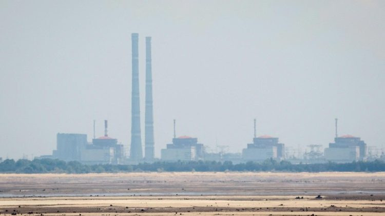 Quang cảnh cho thấy Nhà máy điện hạt nhân Zaporizhzhia, nhìn từ bờ hồ Kakhovka ở Nikopol