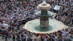 A Szent Péter-téren összegyűlt hívek várják a pápa szavait