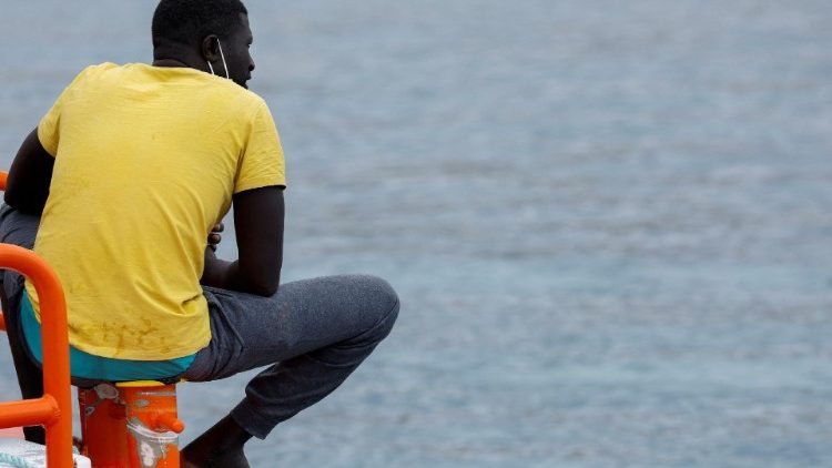 Er hat es geschafft, lebend in Europa anzukommen, viele andere sterben auf der Flucht über das Mittelmeer: Ein Migrant wartet vor der spanischen Küste auf seine Ausschiffung
