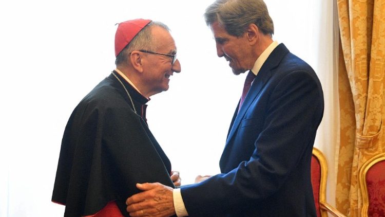 Kardinal Parolin am 19. Juni mit dem früheren US-Außenminister John Kerry im Vatikan
