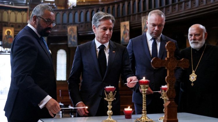 Les chefs de la diplomatie américaine et britannique en la cathédrale de la Sainte-Famille de Londres, le 20 juin 2023.