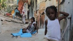 A diretora executiva do UNICEF, Catherine Russell, visita acampamento de deslocados internos, em Porto Príncipe.