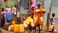 Sudanesische Flüchtlinge sammeln Wasser an einem Wasserhahn im Gorom-Flüchtlingslager nahe Juba.