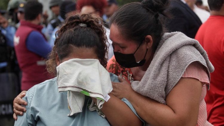 Familiares de las internas del penal de Támara se congregaron angustiados en las afueras de la cárcel para obtener noticias de sus parientes. (Reuters)