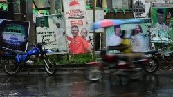 Manifesti elettorali nella capitale Freetown