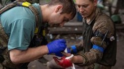 Un militaire ukrainien porte secours à son frère d'armes blessé près de Chasiv Yar.