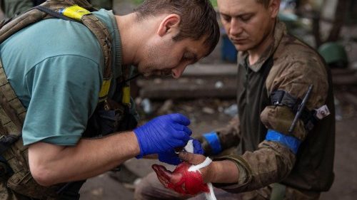 Un militaire ukrainien porte secours à son frère d'armes blessé près de Chasiv Yar.