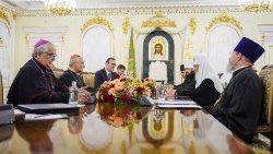 L'incontro a Mosca tra il cardinale Matteo Zuppi (secondo da sinistra) e il patriarca Kirill (secondo da destra)