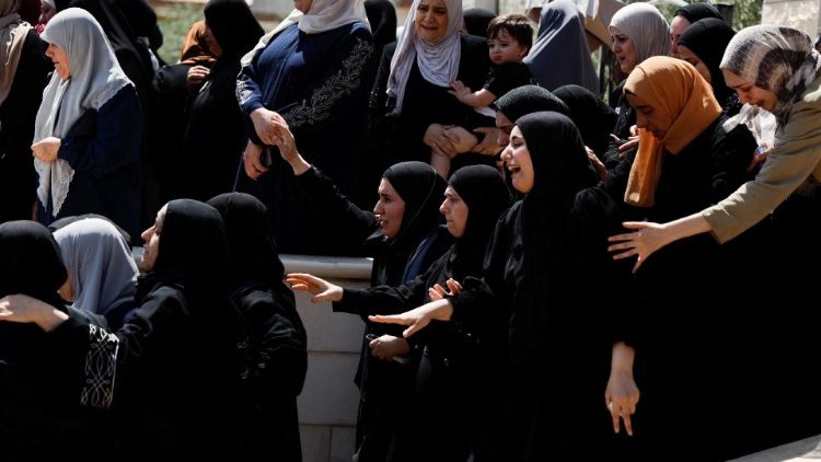 Donne palestinesi al funerale di una delle vittime dell'operazione militare lanciata da Israele su Jenin, Cisgiordania