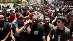 Palästinenser tragen eines der Opfer zu Grabe, das beim israelischen Militäreinsatz gegen Dschenin ums Leben gekommen ist (5.7.2023)