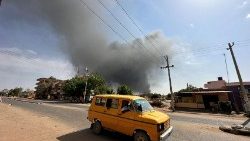 Fumo che sale a seguito dei combattimenti tra esercito e ribelli alla periferia di Khartoum