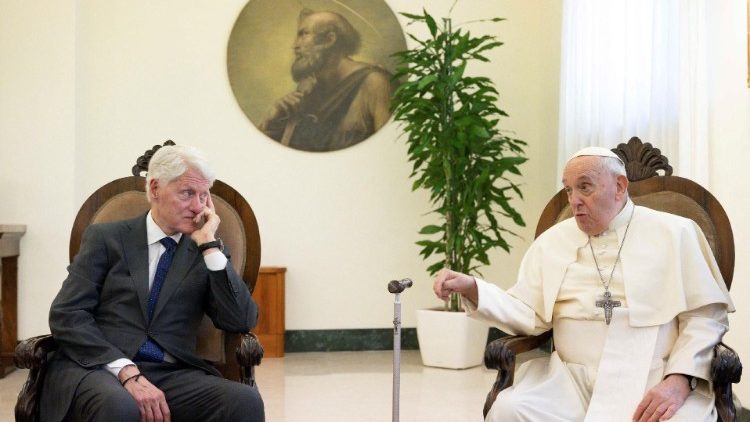 Papa recebe Bill Clinton
