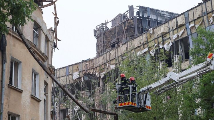 Immeuble frappé par un missile russe à Lviv, ce 6 juillet 2023