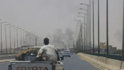 Fumo che sale dai distretti bombardati di Khartoum