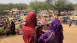 Donne sudanesi in fuga verso il Ciad (ph. Zohra Bensemra, Reuters)