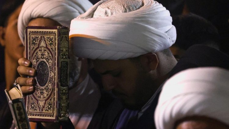 穆斯林在斋月祈祷