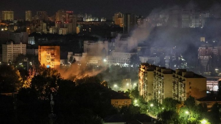 Dym nad Kijowem po kolejnym rosyjskim ostrzale na obiekty cywilne, 13 lipca 2023