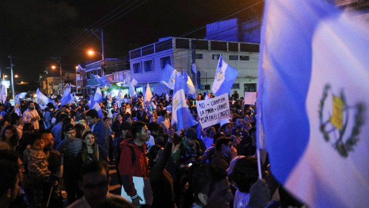 Unterstützer des linken Systemkritikers Bernardo Arevalo de Leon protestieren in Guatemala-Stadt