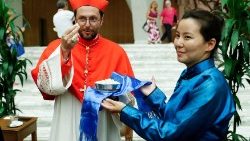 El cardenal Giorgio Marengo con una mujer mongola durante una ceremonia en el Vaticano