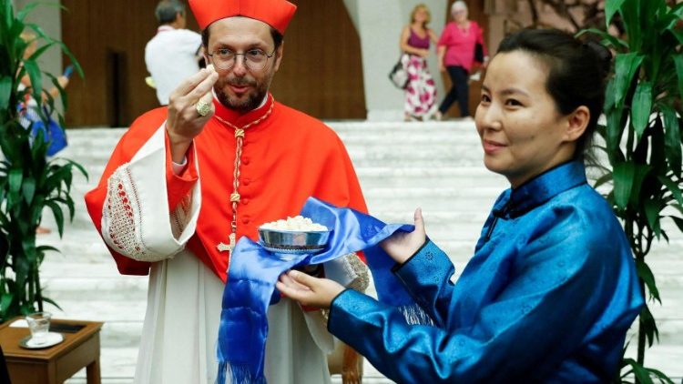 Il cardinale Giorgio Marengo con una donna mongola durante una cerimonia in Vaticano