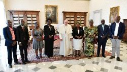 Un foto di gruppo della premier ugandese e del suo seguito con il Papa nell'udienza di ieri