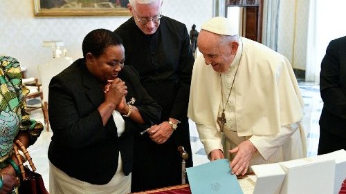 El Papa Francisco recibió a la Primera ministra de Uganda