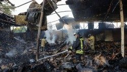 Ucraina: un magazzino distrutto da un bombardamento nel Donetsk