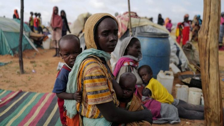 Une réfugiée soudanaise et ses enfants à Adré au Tchad, le 24 juillet. 