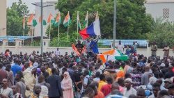 Un drapeau russe dans les manifestations de soutien au coup d'état au Niger
