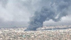 Fumo che si alza dalle aree bombardate di Khartoum