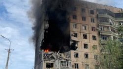 Un edificio di appartamenti danneggiato da un attacco missilistico russo a Kryvyi Rih, in Ucraina