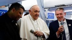 Papież Franciszek w samolocie do Lizbony, 2 sierpnia 2023