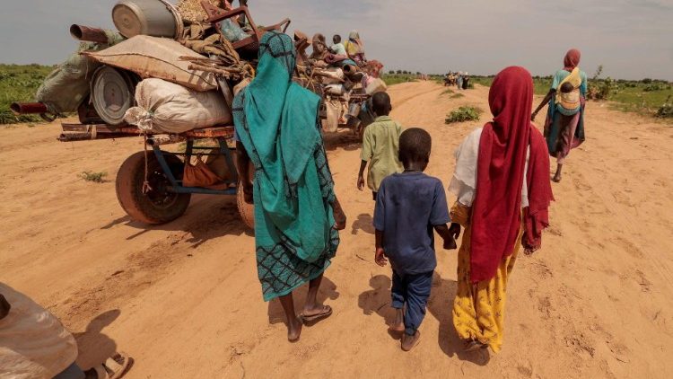 Des réfugiés soudanais traversent la frontière pour se rendre au Tchad.
