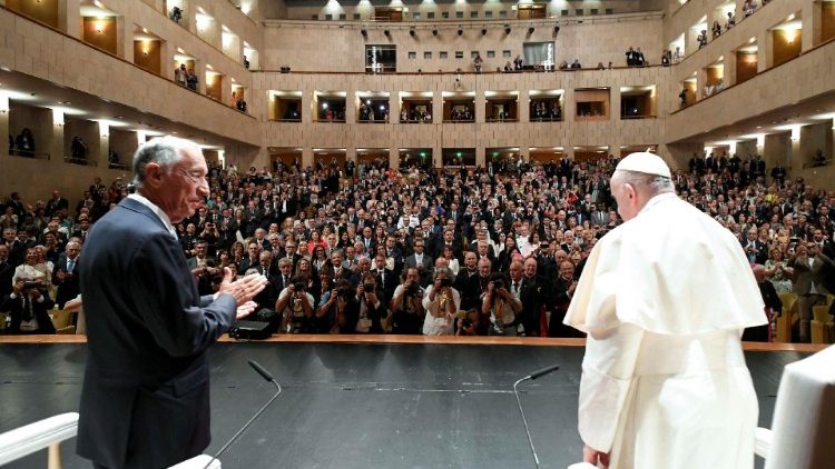 Papież Franciszek na spotkaniu z Prezydentem Portugalii Marcelo Rebelo, władzami państwowymi i korpusem dyplomatycznym. 2.08.2023