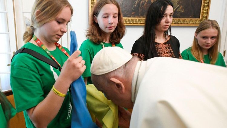 Papież całuje ukraińską flagę