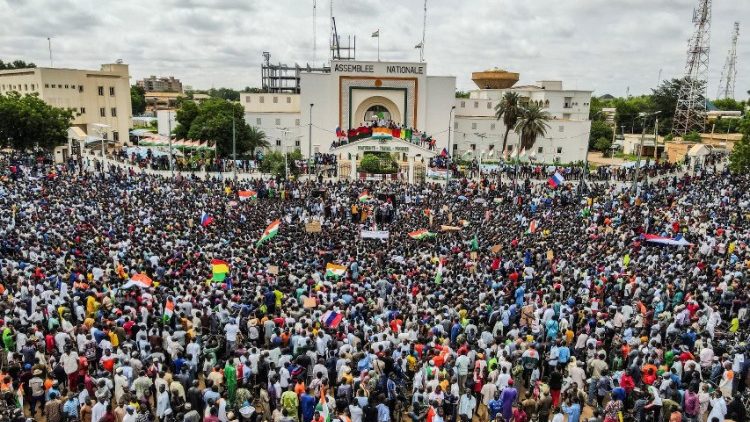 Niger: migliaia di manifestanti si riuniscono a sostegno dei soldati putschisti nella capitale Niamey